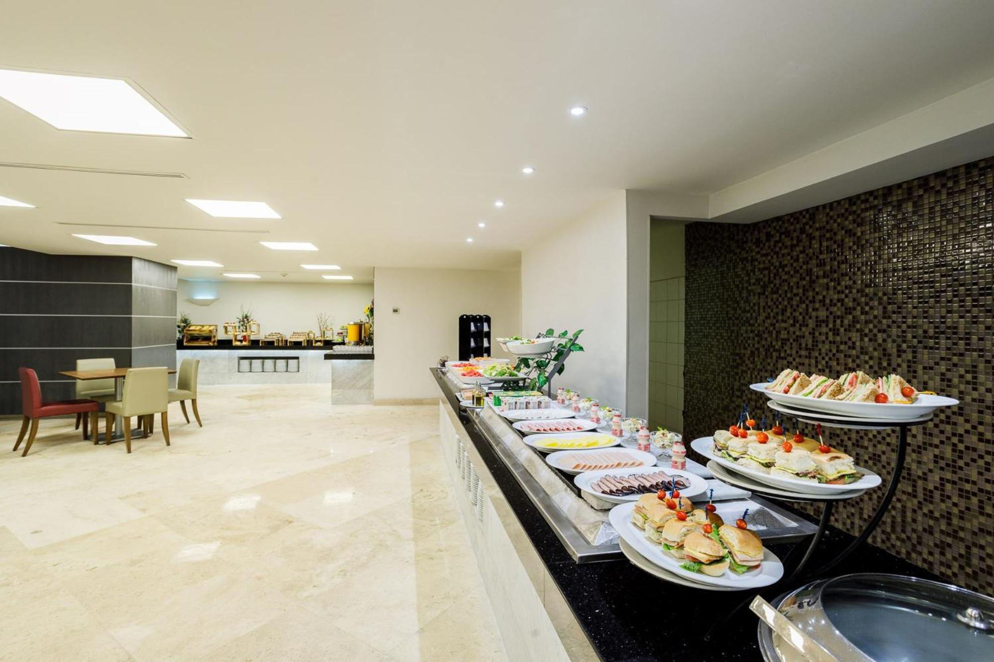 Real Inn Tijuana By Camino Real Hoteles Екстер'єр фото The lounge at the airport